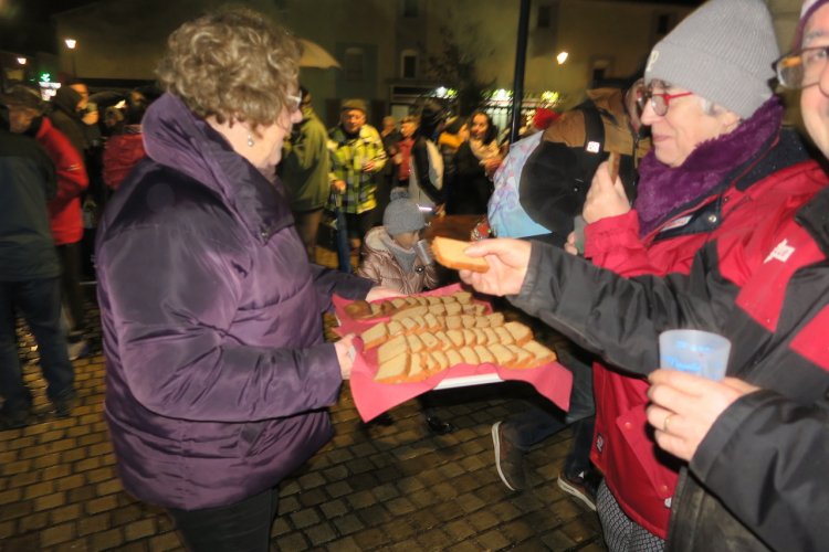 distribution de pain d'épices confectionnés par les boulangers du village