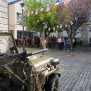 Le verre de l’amitié partagé sur le parvis de la mairie de Flavigny.