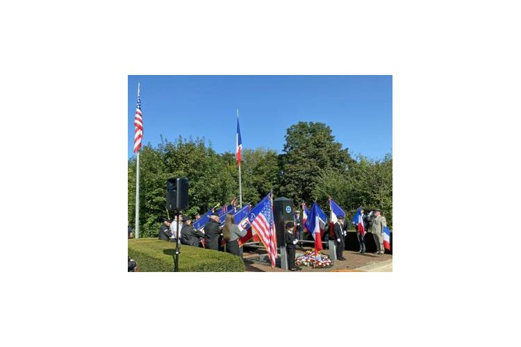 Autour du monument, comme toujours, une importante délégation de porte drapeaux.