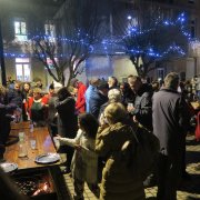 Tous dégustent vin et  jus de pommes chauds et du pain d'épices confectionné par les boulangeries du village