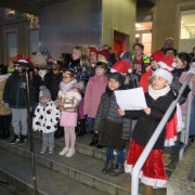 Les enfants des écoles interprétent des chants de Noël