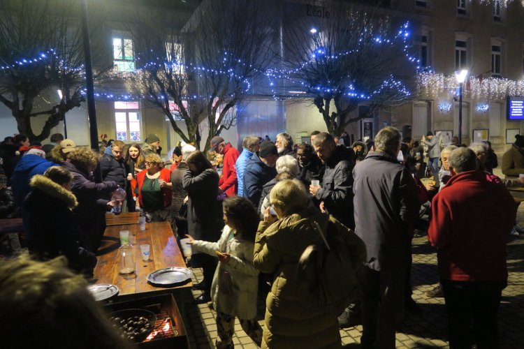 Tous dégustent vin et  jus de pommes chauds et du pain d'épices confectionné par les boulangeries du village