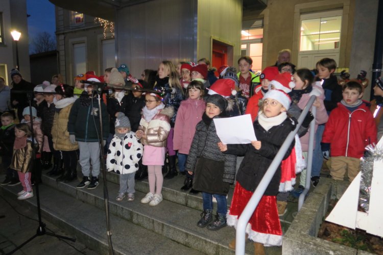 Les enfants des écoles interprétent des chants de Noël