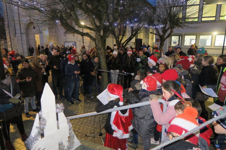 La foule place Michel Gardeux 